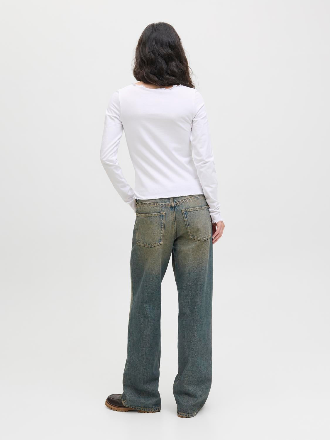 model_shot-back